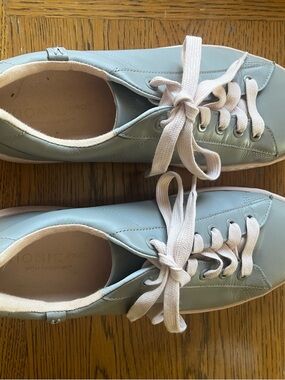 Vionic Winny Leather Sneakers - size 9